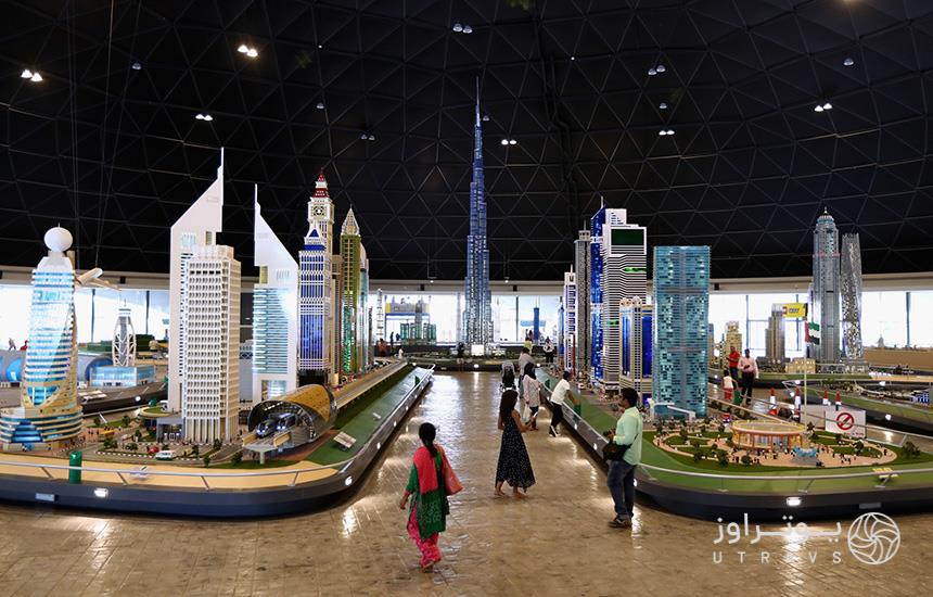 تصویری از داخل لگولند دبی که ماکت‌های لگویی از بناهای معروف دنیا را به نمایش می‌گذارد
